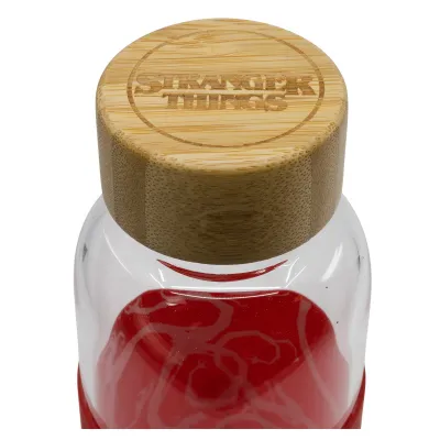 Sklenená fľaša so silikónovým povrchom STRANGER THINGS 585ml, 00694 Sklenená fľaša so silikónovým povrchom STRANGER THINGS 585ml, 00694