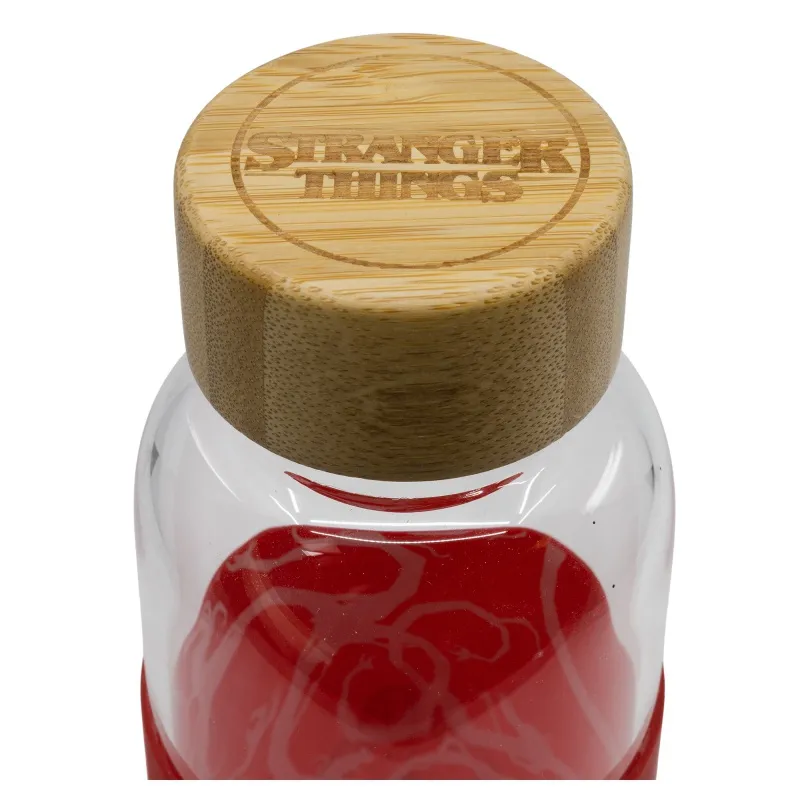 Sklenená fľaša so silikónovým povrchom STRANGER THINGS 585ml, 00694 Sklenená fľaša so silikónovým povrchom STRANGER THINGS 585ml, 00694