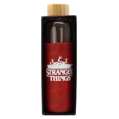 Sklenená fľaša so silikónovým povrchom STRANGER THINGS 585ml, 00694 Sklenená fľaša so silikónovým povrchom STRANGER THINGS 585ml, 00694