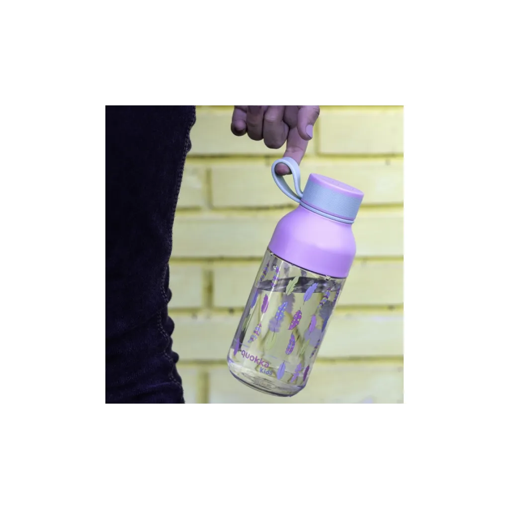 Quokka Kids, Plastová láhev s poutkem Feathers, 430ml, 40153
