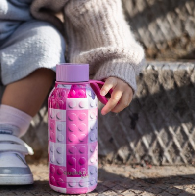 quokka-kids-nerezova-lahev-termoska-s-poutkem-pink-bricks-330ml-40142