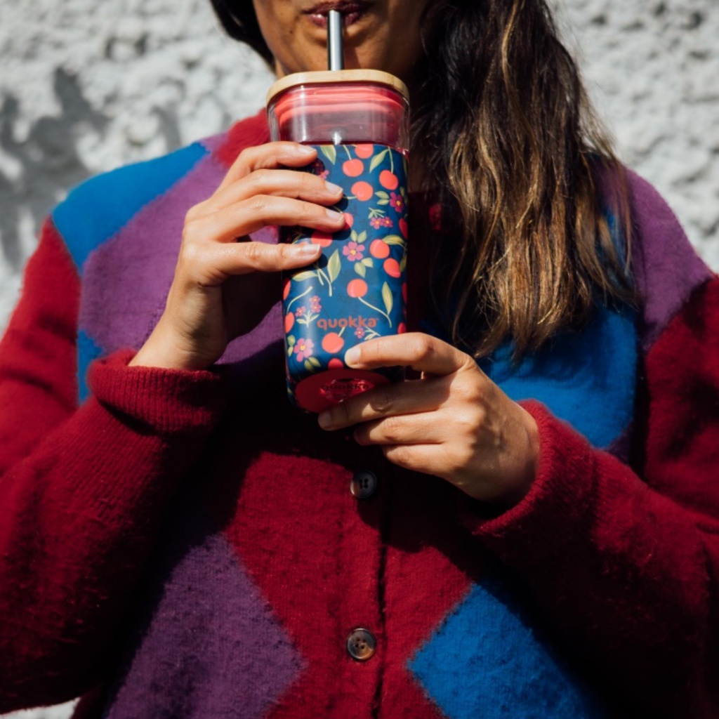 Quokka Cube, Sklenený pohár so silikónovým povrchom Cherries, 540ml, 40059