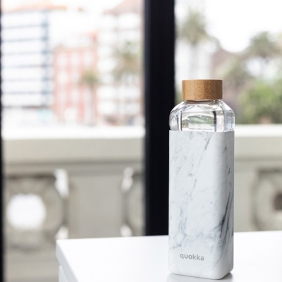 quokka-storm-sklenena-lahev-se-silikonovym-povrchem-marble-700ml-40020