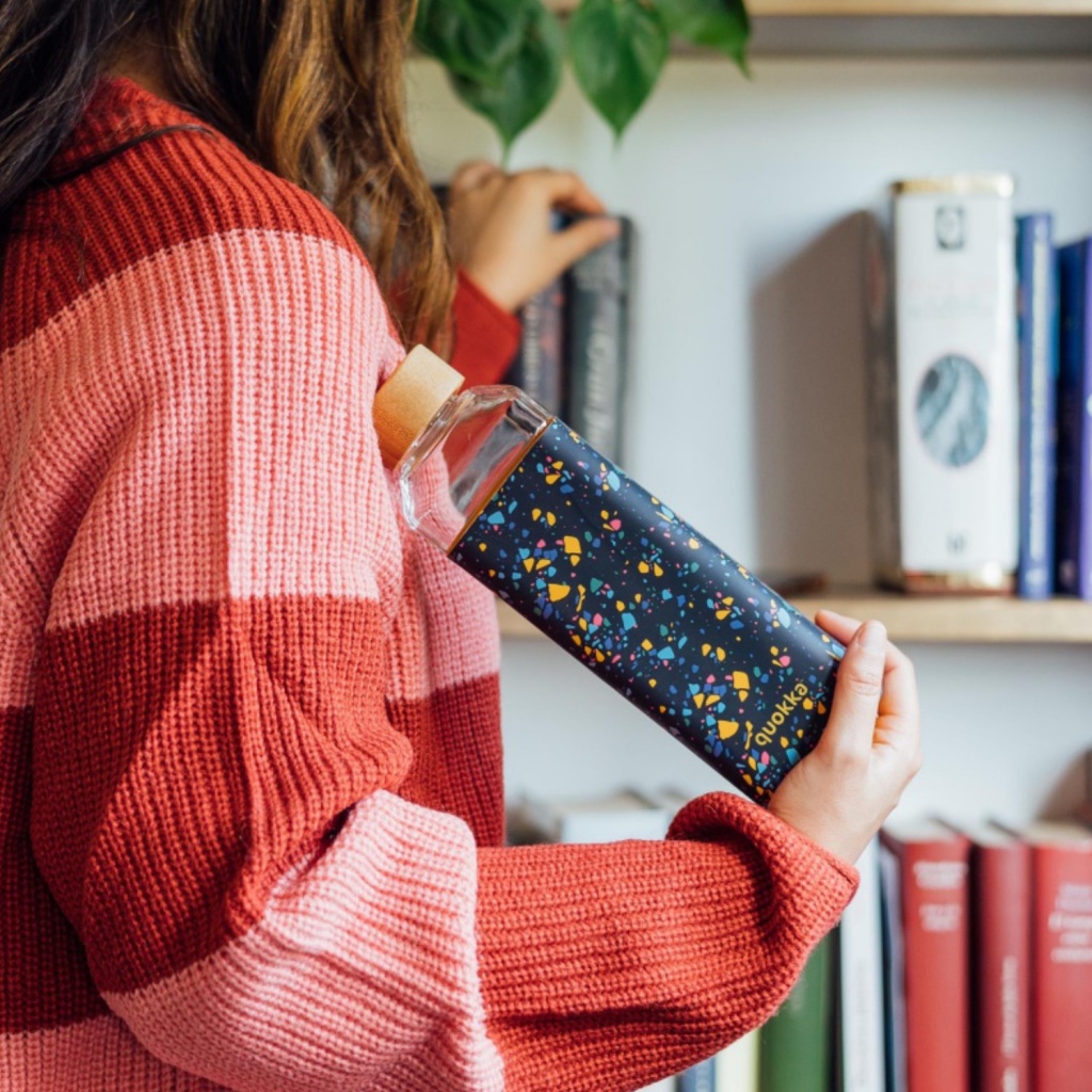 Quokka Storm, Sklenená fľaša so silikónovým povrchom Neo Terrazzo, 700ml, 40028