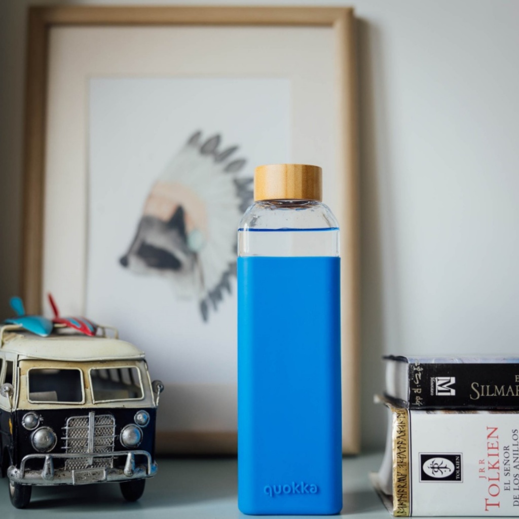 QUOKKA Storm, Skleněná láhev se silikonovým povrchem AZURE, 700ml, 40029