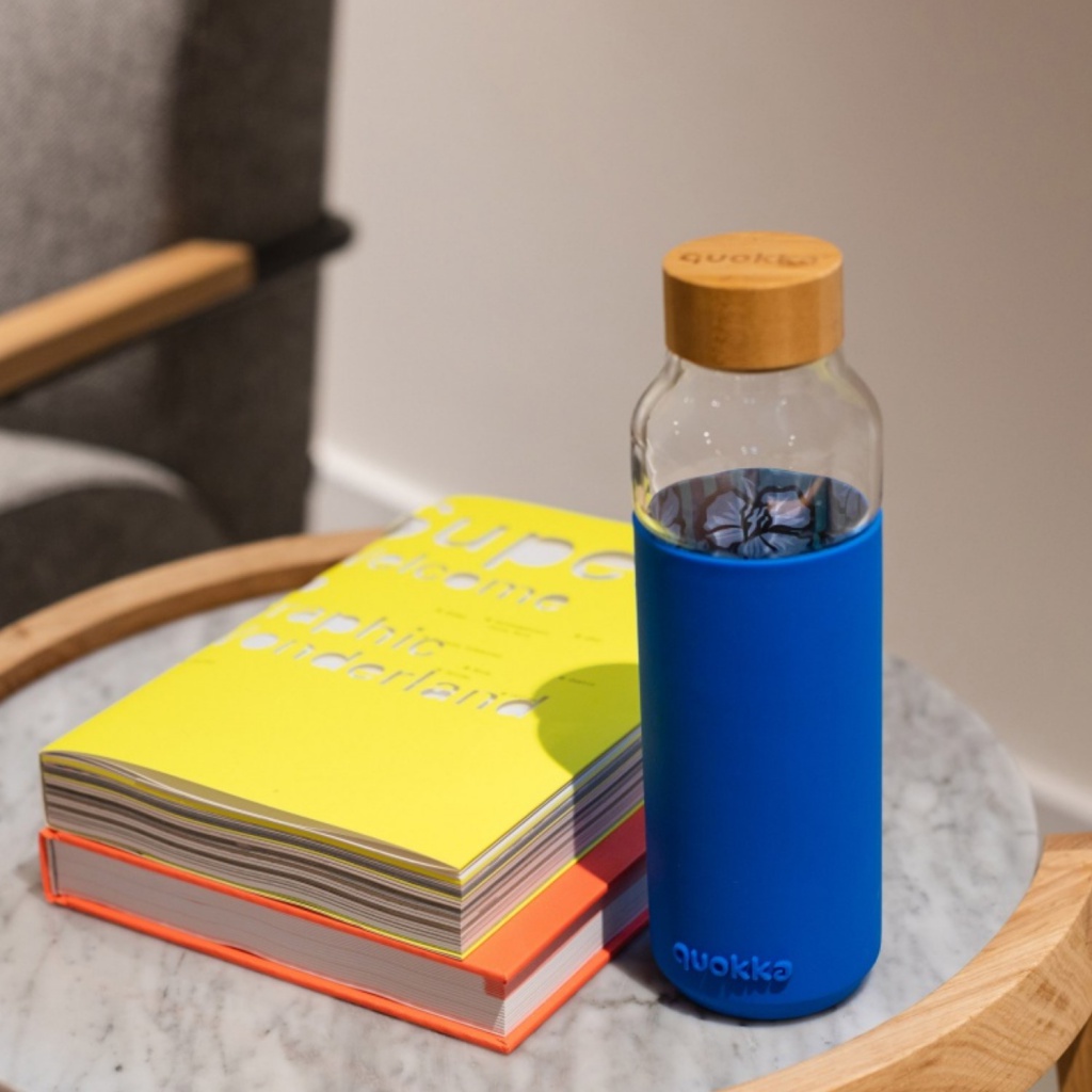 Quokka Flow, Sklenená fľaša so silikónovým povrchom Water FLowers, 660ml, 40004