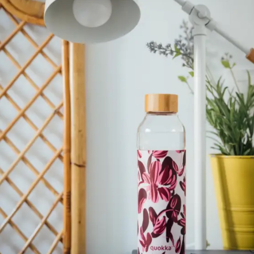 Quokka Flow, Sklenená fľaša so silikónovým povrchom Crimson Spring, 660ml, 40010