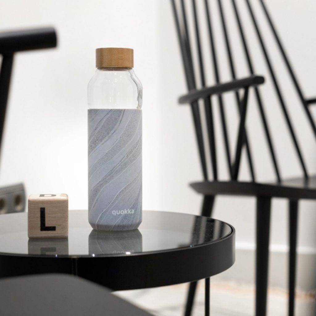 Quokka Flow, Skleněná láhev se silikonovým povrchem WHITE STONE, 660ml, 40002
