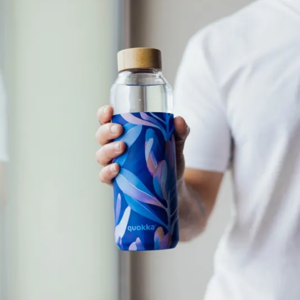 Quokka Flow, Skleněná láhev se silikonovým povrchem MIDNIGHT LEAVES, 660ml, 40012