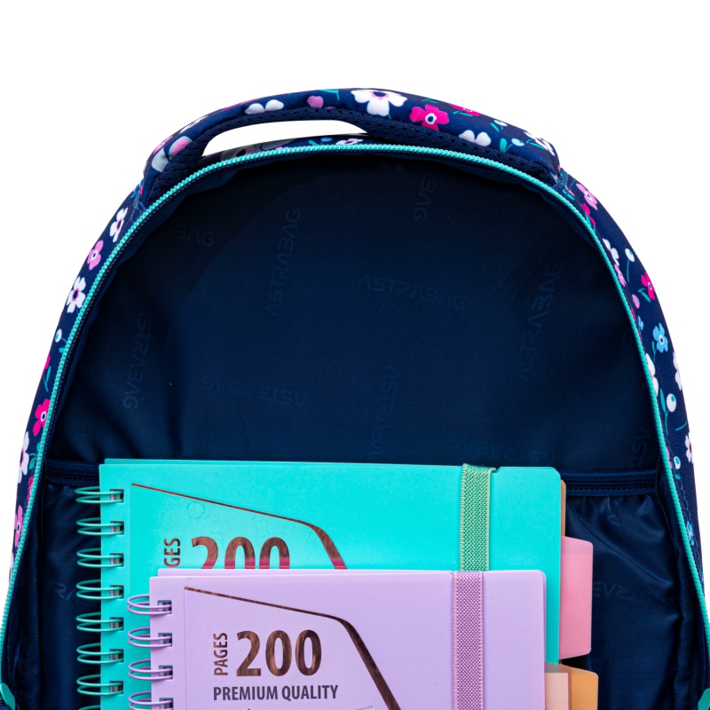 Menší školní batoh od značky AstraBAG je perfektním společníkem pro vašeho školáka. Je vhodný pro žáky od 6-9 let. S objemem Menší školní batoh od značky AstraBAG je perfektním společníkem pro vašeho školáka. Je vhodný pro žáky od 6-9 let. S objemem