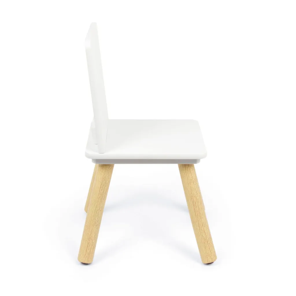 Dětský dřevěný stolek se 2 židlemi Arditex Kids. Rozměry stolku 50 x 50 x 44 cm, židlí 26,5 x 26,5 x 50 cm.