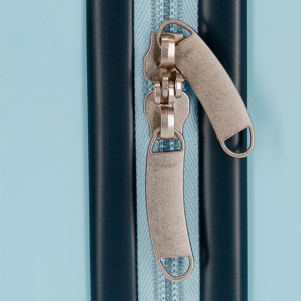 Cestovní kosmetický kufřík značky MOVOM Riga vyrobený z ABS (skořepina). Lze připevnit k rukojeti cestovního kufru pomocí pružin