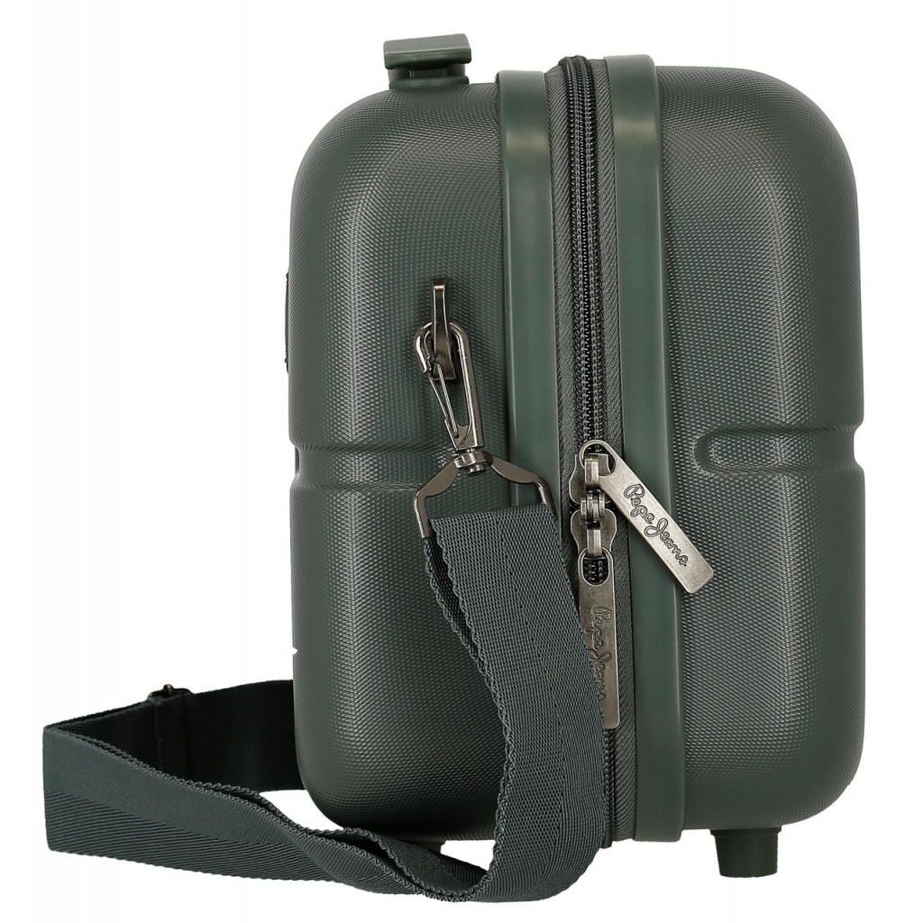 Cestovný kozmetický kufrík značky PEPE JEANS® vyrobený z ABS (škrupina). Možno pripevniť k rukoväti cestovného kufra pomocou pru