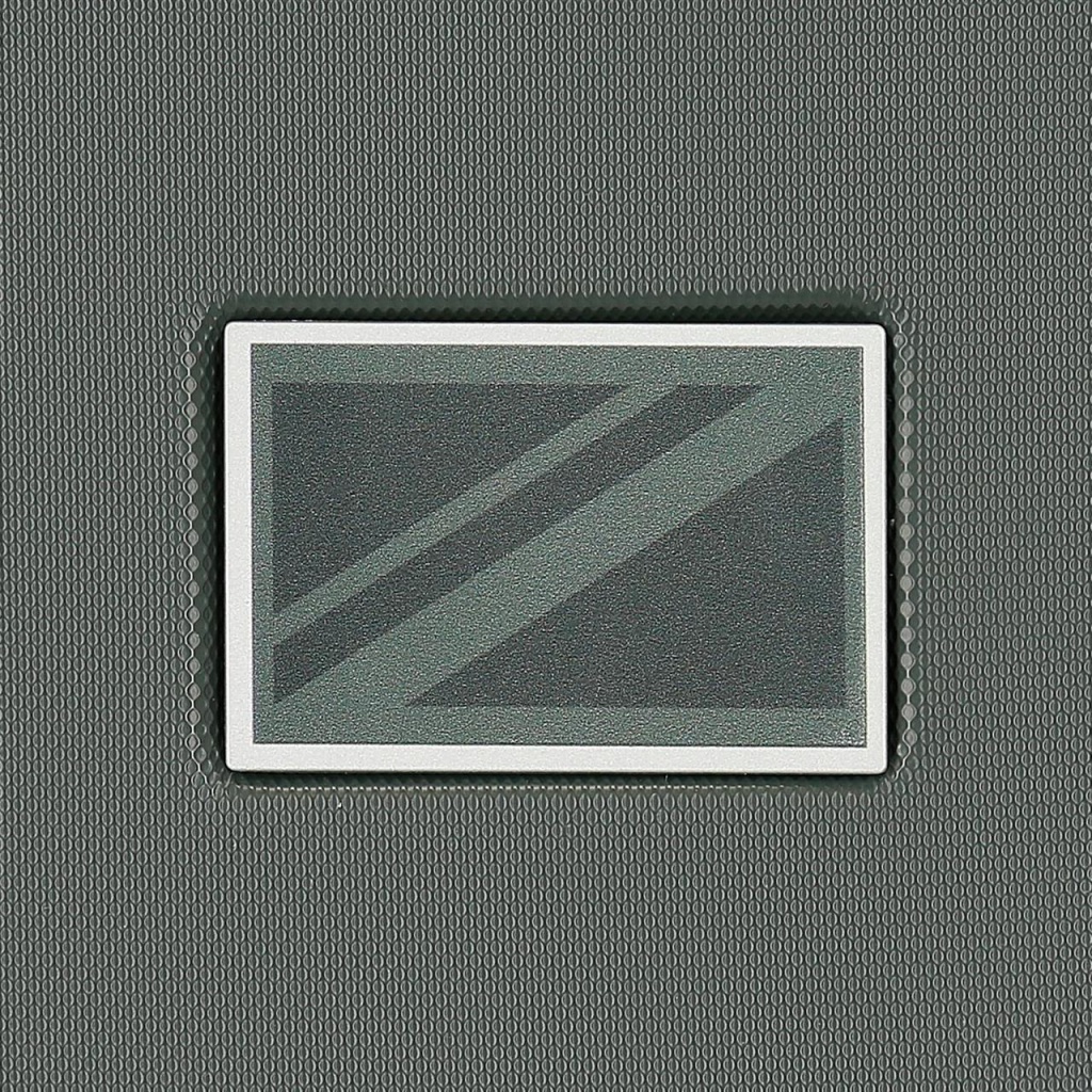 Cestovní kosmetický kufřík značky PEPE JEANS® vyrobený z ABS (skořepina). Lze připevnit k rukojeti cestovního kufru pomocí pru