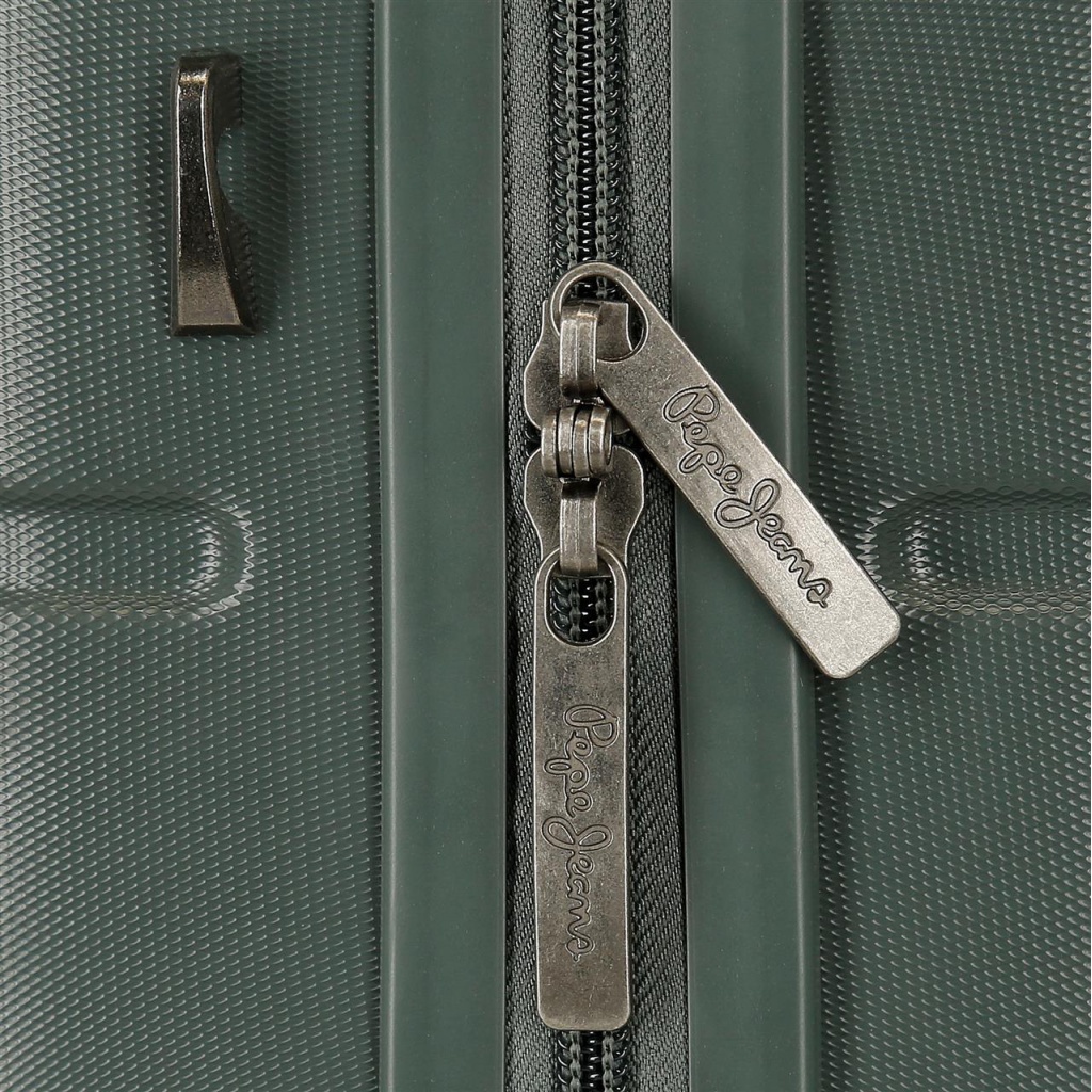 Cestovní kosmetický kufřík značky PEPE JEANS® vyrobený z ABS (skořepina). Lze připevnit k rukojeti cestovního kufru pomocí pru