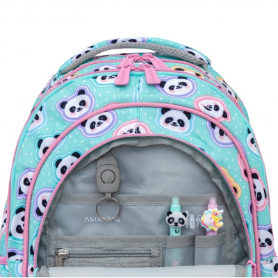 Menší školní batoh od značky AstraBAG je perfektním společníkem pro vašeho školáka. Menší školní batoh od značky AstraBAG je perfektním společníkem pro vašeho školáka.