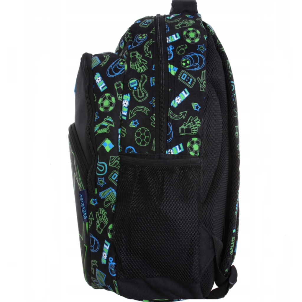 Prostorný školní batoh ASTRABAG GOAL! s lesklým potiskem a kapsou s motivem míče. Obsahuje 2 přihrádky, 2 vnější kapsy