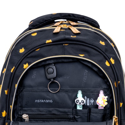 Školský batoh FLUFFY KITTY BLACK s ergonomickým chrbtom a reflexnými prvkami. Obsahuje 3 priehradky a 2 vonkajšie vrecká. Vyrobe Školský batoh FLUFFY KITTY BLACK s ergonomickým chrbtom a reflexnými prvkami. Obsahuje 3 priehradky a 2 vonkajšie vrecká. Vyrobe