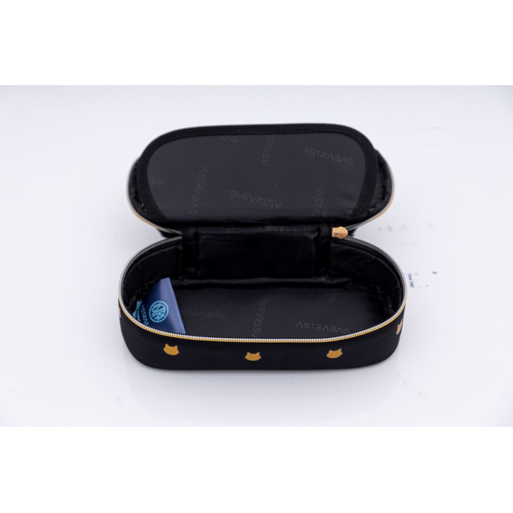 Peračník ASTRABAG je štýlový a praktický doplnok pre školákov. Vďaka organizéru budú všetky písacie potreby prehľadne usporiadan