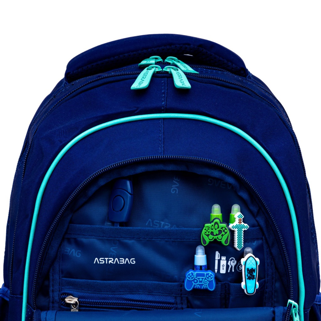 Školský batoh AstraBAG FOOTBALL LIGHT AB300 – 3 komory, notebook, ergonomický