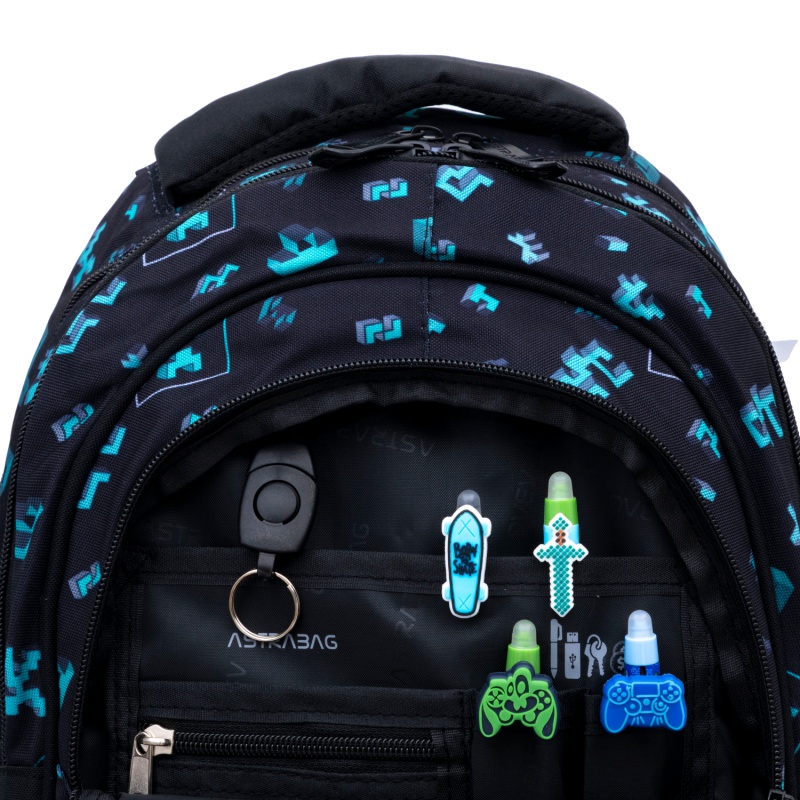Školský batoh AstraBAG DARK PIXEL pre 1. stupeň ✓ Kompaktný a bezpečný