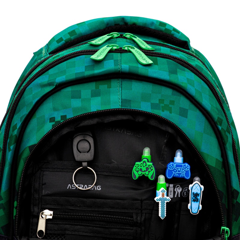 Menší školní batoh od značky AstraBAG je perfektním společníkem pro vašeho školáka. Je vhodný pro žáky od 6-9 let. S objemem Menší školní batoh od značky AstraBAG je perfektním společníkem pro vašeho školáka. Je vhodný pro žáky od 6-9 let. S objemem