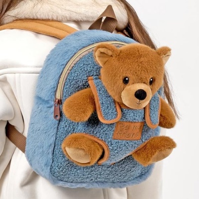 Rozkošný dětský batoh Perletti Toys z kolekce Cozy přináší kombinaci praktičnosti a zábavy. Součástí batohu je měkký plyšový m Rozkošný dětský batoh Perletti Toys z kolekce Cozy přináší kombinaci praktičnosti a zábavy. Součástí batohu je měkký plyšový m