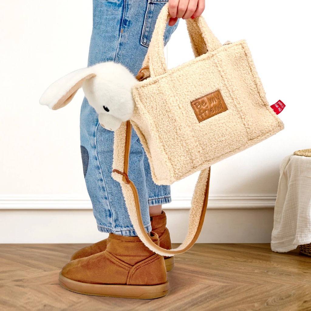 Roztomilá dětská kabelka Perletti z kolekce Be my friend s odnímatelným plyšovým zajíčkem Daisy Bunny. Vyrobená z jemného a mě