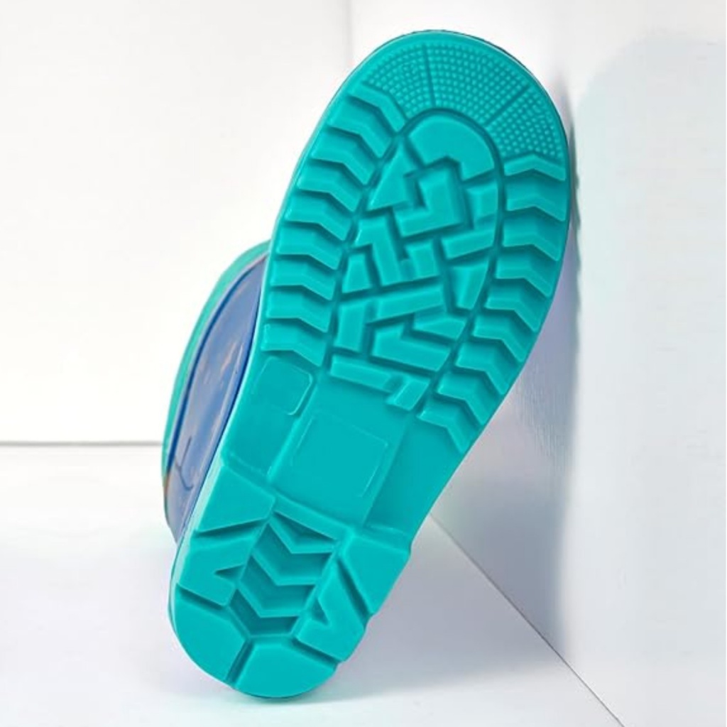 Dětské holínky Perletti Kids s motivem oblíbené postavičky Lilo & Stitch rozzáří každý deštivý den. Díky protiskluzové podráž