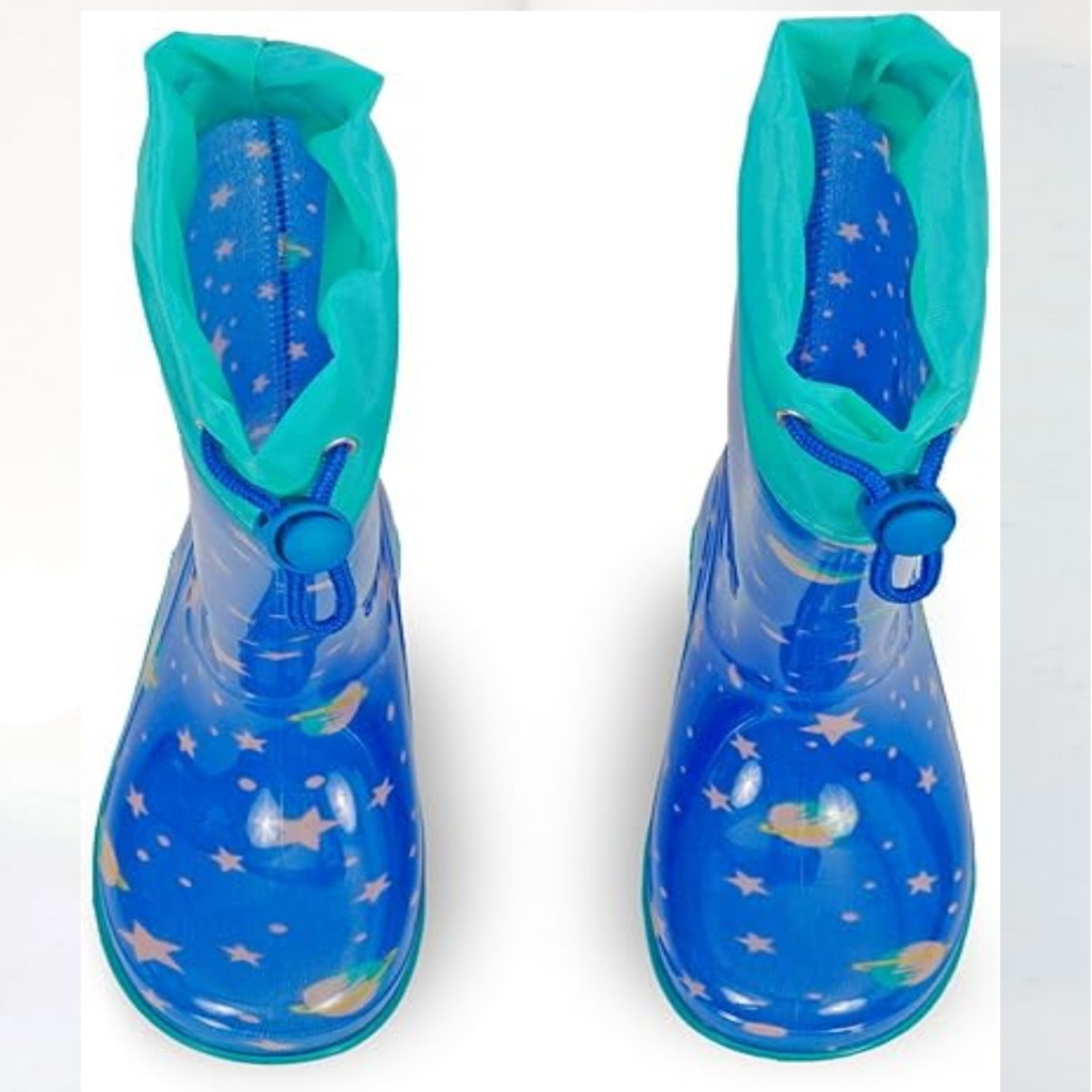 Dětské holínky Perletti Kids s motivem oblíbené postavičky Lilo & Stitch rozzáří každý deštivý den. Díky protiskluzové podráž