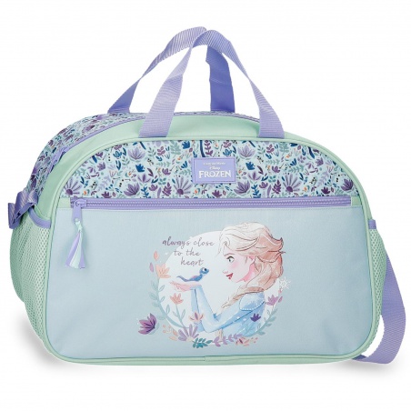 Krásná cestovní taška Frozen Close to the Heart okouzlí všechny malé fanynky Elsy svým jemným pastelovým designem a pohádkový