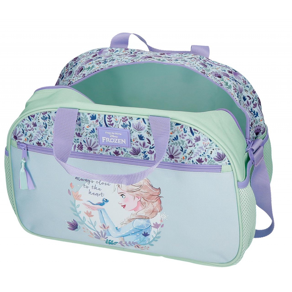 Krásná cestovní taška Frozen Close to the Heart okouzlí všechny malé fanynky Elsy svým jemným pastelovým designem a pohádkový