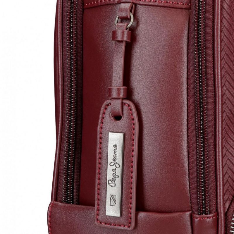 Elegantní batoh Pepe Jeans Sprig v bordó barvě je ideální pro každodenní nošení do práce, školy i na cestování. Nabízí bezp