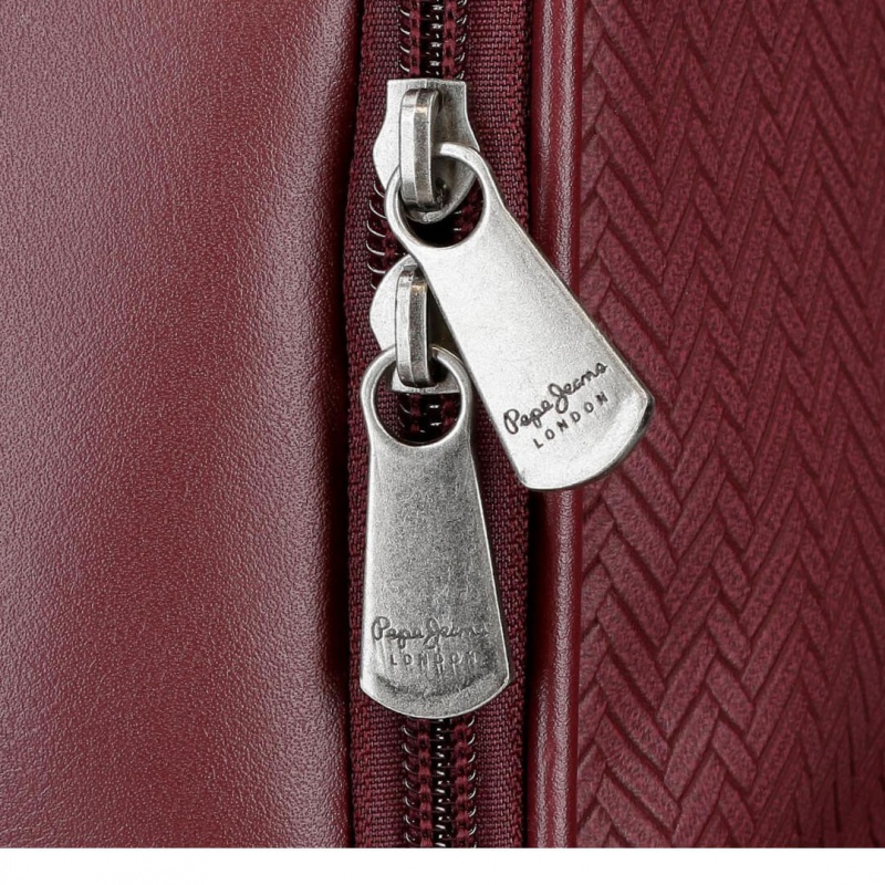 Elegantní batoh Pepe Jeans Sprig v bordó barvě je ideální pro každodenní nošení do práce, školy i na cestování. Nabízí bezp