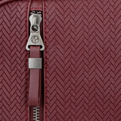 Elegantní batoh Pepe Jeans Sprig v bordó barvě je ideální pro každodenní nošení do práce, školy i na cestování. Nabízí bezp