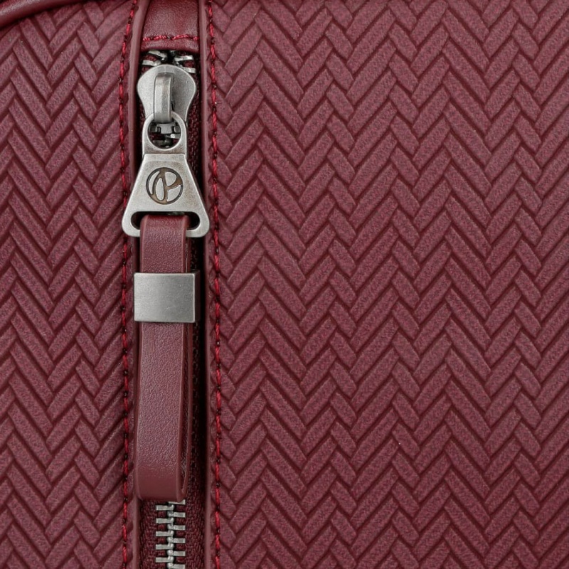 Elegantní batoh Pepe Jeans Sprig v bordó barvě je ideální pro každodenní nošení do práce, školy i na cestování. Nabízí bezp