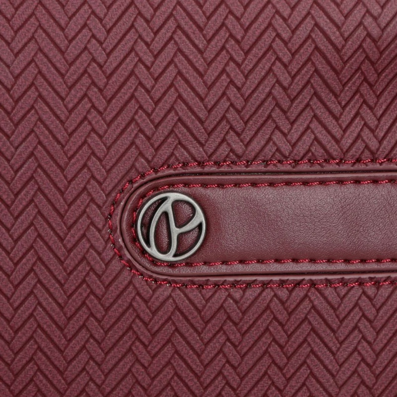 Elegantní batoh Pepe Jeans Sprig v bordó barvě je ideální pro každodenní nošení do práce, školy i na cestování. Nabízí bezp