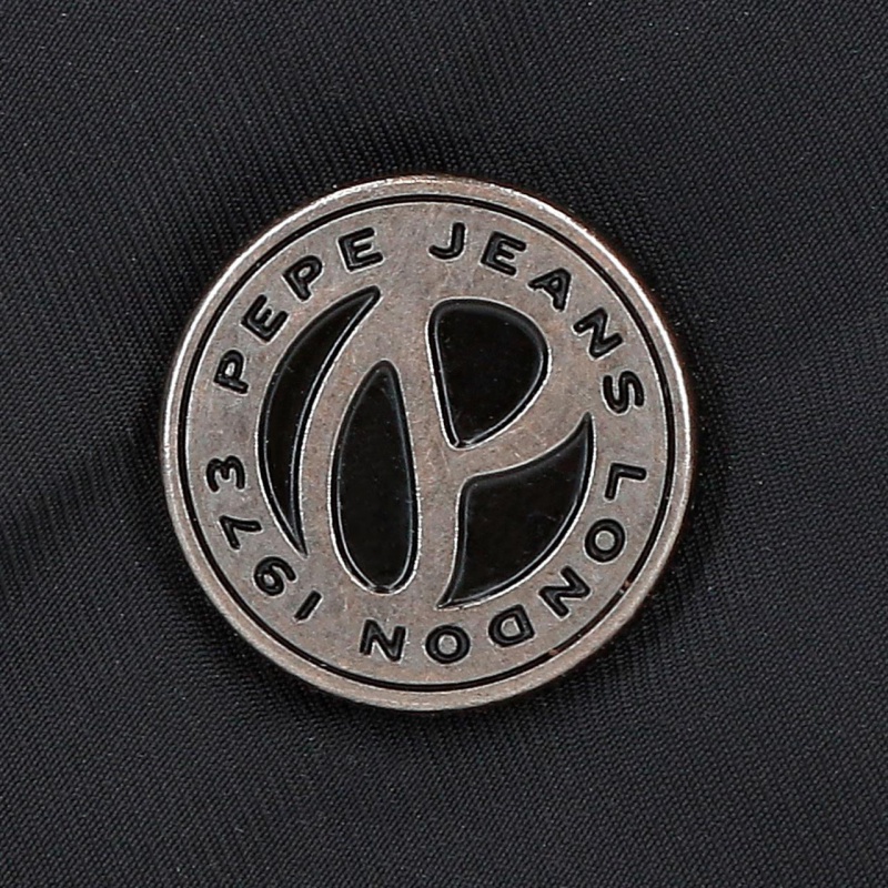 Elegantní peněženka Pepe Jeans Aura v černé barvě nabízí praktické řešení pro každodenní nošení. Kompaktní rozměry a promysl