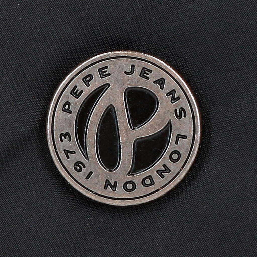 Elegantní peněženka Pepe Jeans Aura v černé barvě nabízí praktické řešení pro každodenní nošení. Kompaktní rozměry a promysl