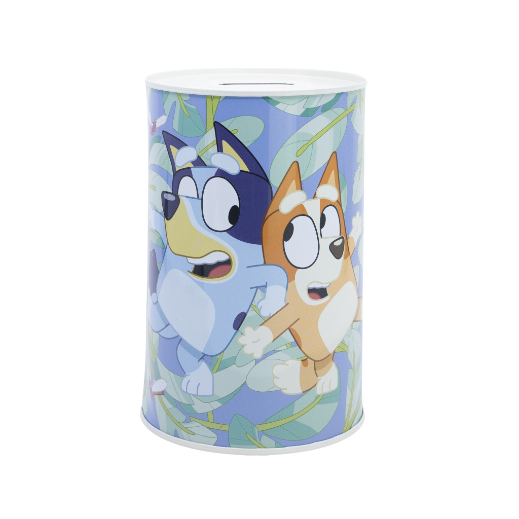 Kovová pokladnička Bluey je ideální pro první dětské úspory. Je vyrobena z kovu a zdobena oficiálním motivem oblíbeného seriálu 