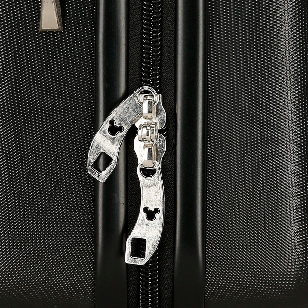 Tento štýlový a praktický kufrík s obľúbenou postavičkou Mickey Mouse je navrhnutý tak, aby uspokojil všetky vaše potreby počas 