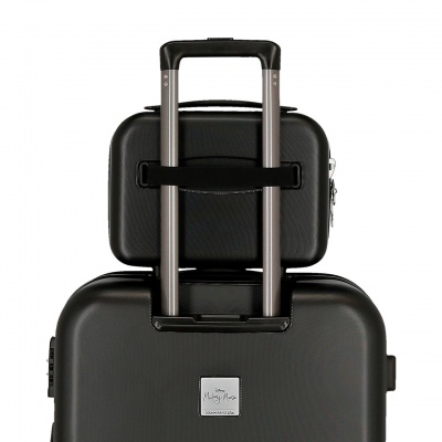 Tento stylový a praktický kufřík s oblíbenou postavičkou Mickey Mouse je navržen tak, aby uspokojil všechny vaše potřeby během 