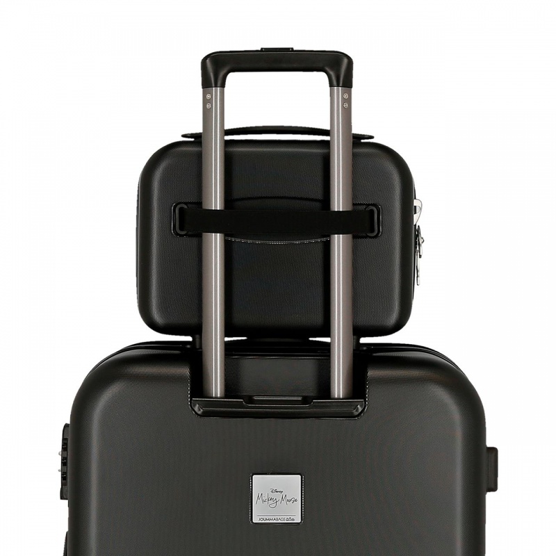 Tento štýlový a praktický kufrík s obľúbenou postavičkou Mickey Mouse je navrhnutý tak, aby uspokojil všetky vaše potreby počas 