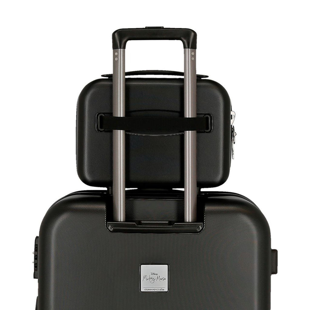 Tento štýlový a praktický kufrík s obľúbenou postavičkou Mickey Mouse je navrhnutý tak, aby uspokojil všetky vaše potreby počas 