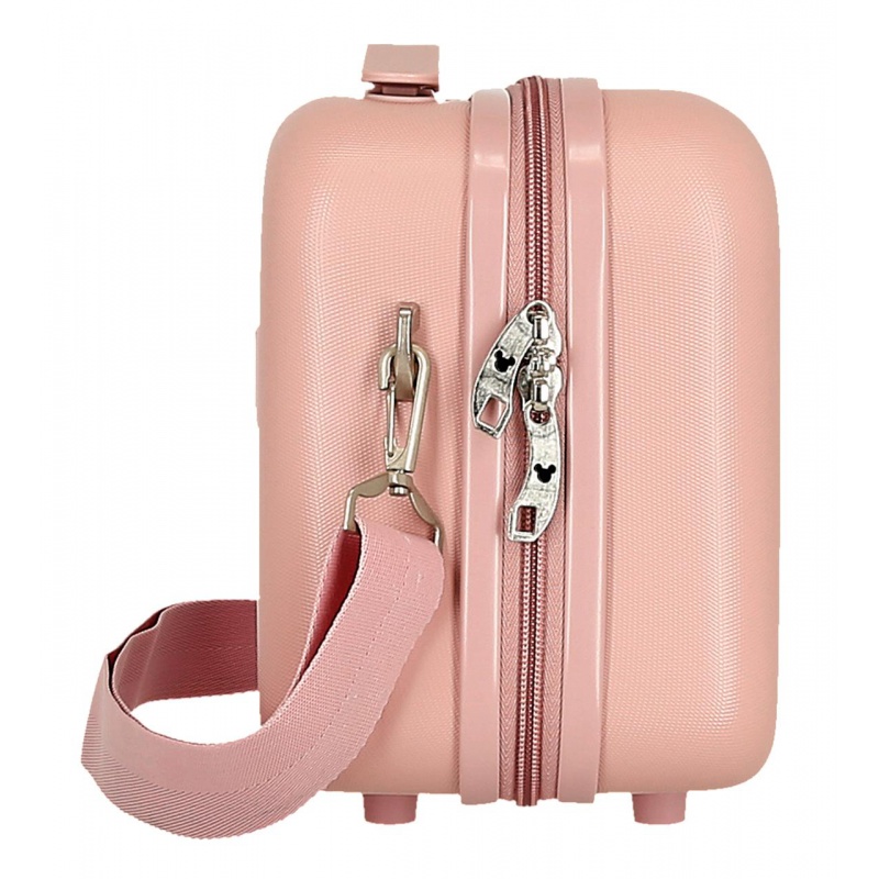 Tento stylový a praktický kufřík s oblíbenou postavičkou Mickey Mouse je navržen tak, aby uspokojil všechny vaše potřeby během 