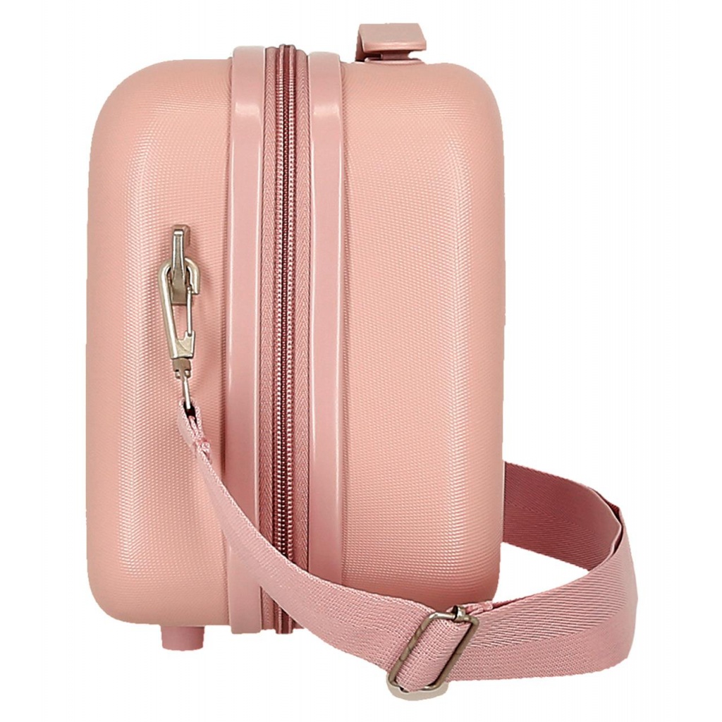 Tento stylový a praktický kufřík s oblíbenou postavičkou Mickey Mouse je navržen tak, aby uspokojil všechny vaše potřeby během 