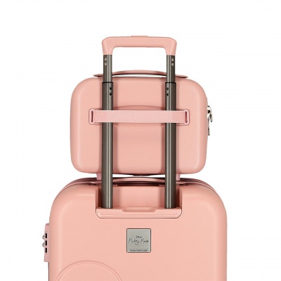 Tento stylový a praktický kufřík s oblíbenou postavičkou Mickey Mouse je navržen tak, aby uspokojil všechny vaše potřeby během 