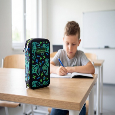 Třípatrový penál ASTRABAG FLOWER CAPY AC31 JUMBO nabízí maximální úložný prostor a je kompletně vybaven školními potře