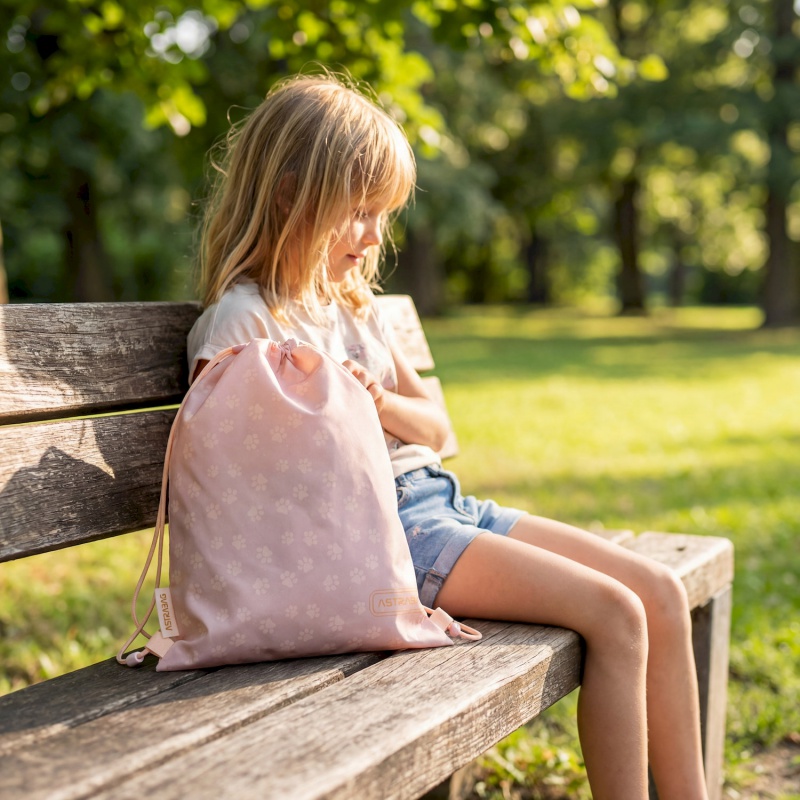 Kapsa na obuv ASTRABAG FLOWER CAPY AD1 je praktickým doplňkem do školy, pro tělesnou výchovu i volnočasové aktivity. Umožňuje je