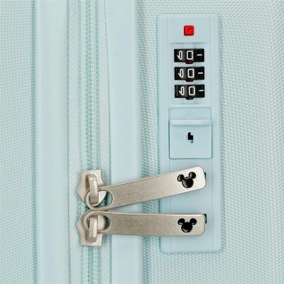 Detský kufor Minnie Mouse Traveling zaujme jemným tyrkysovým prevedením a elegantným reliéfnym motívom Minnie Mouse. Praktický v